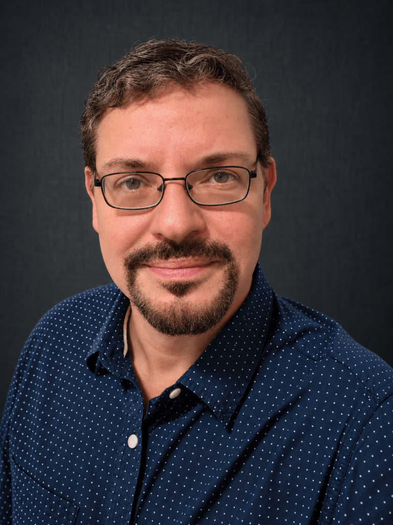 Professional portrait of Professor Glaucio Aranha, Federal University of Rio de Janeiro.